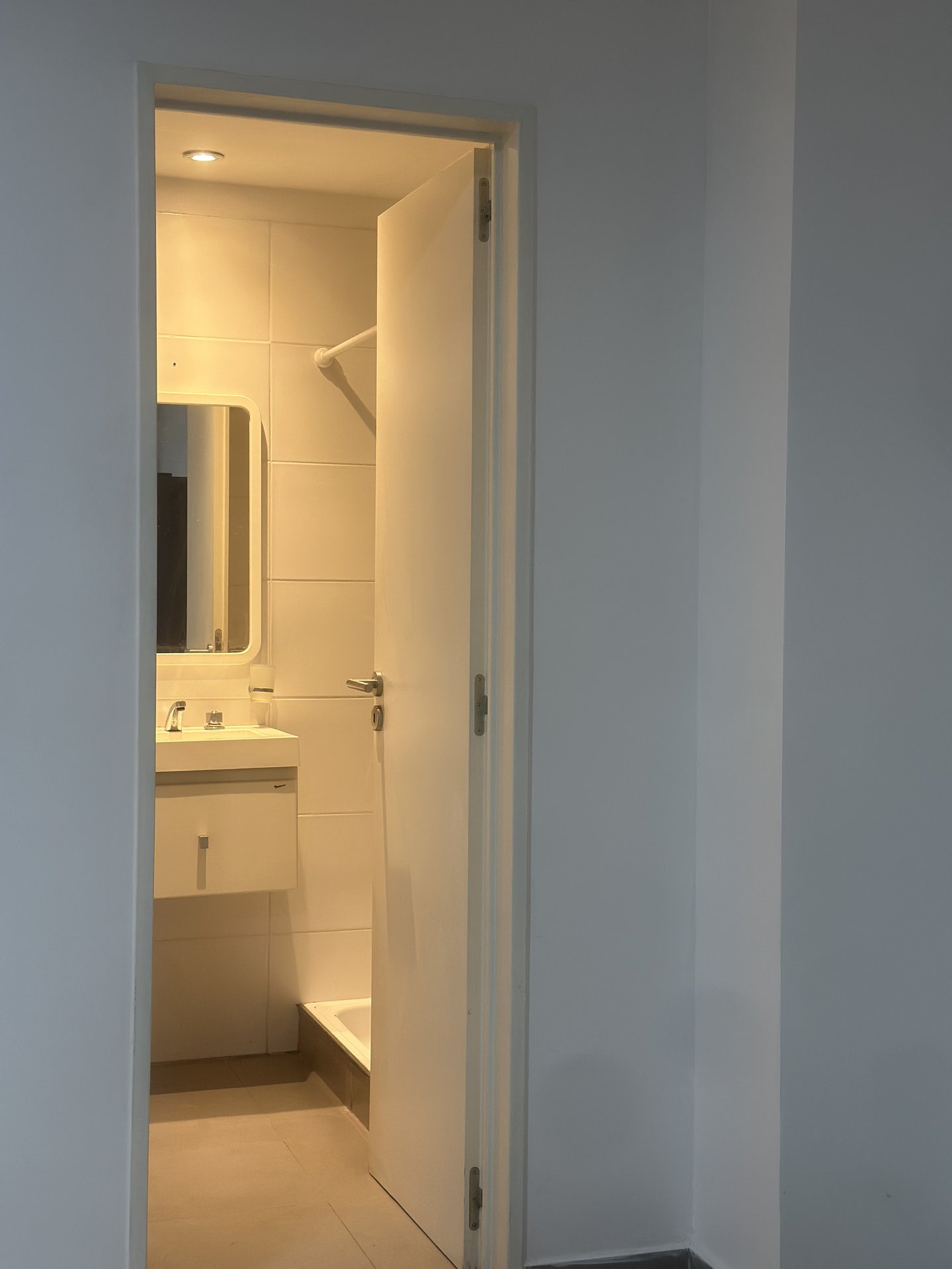 Baño completo con bañera y vanitory